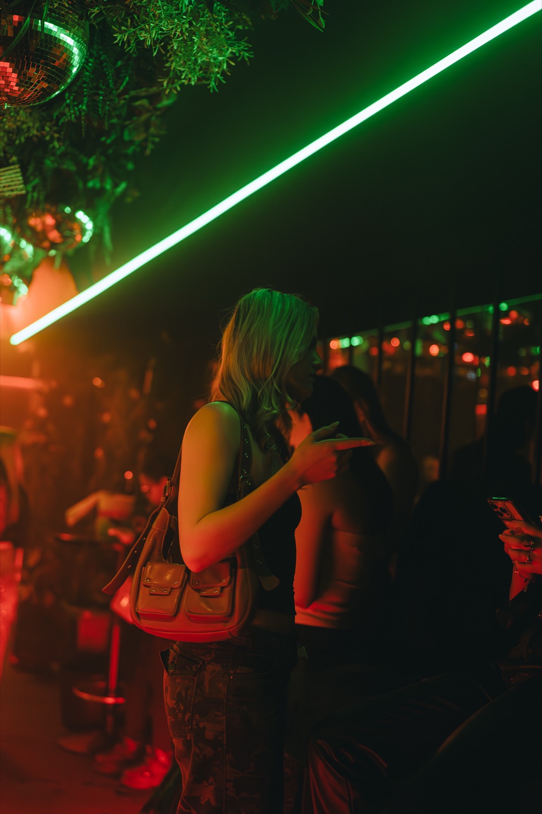 Gast met een groene laserlijn boven het hoofd